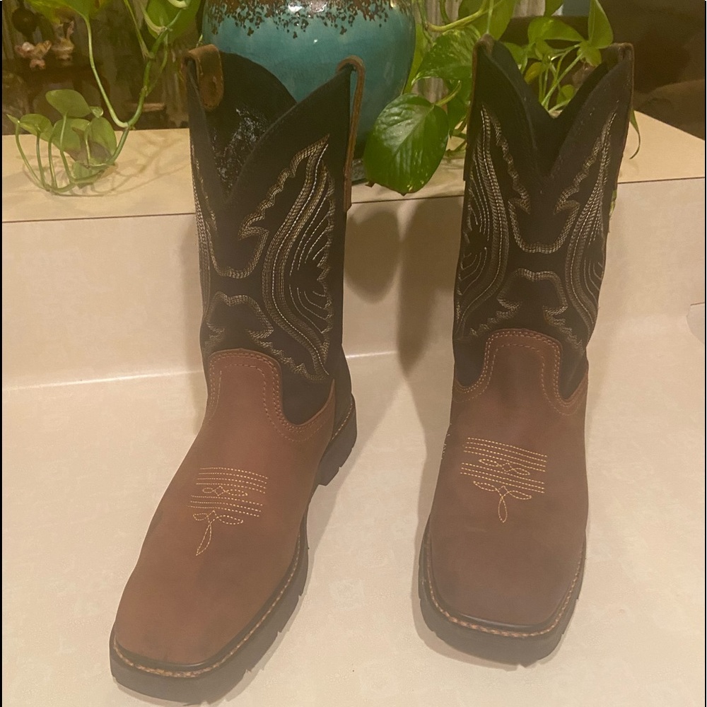 Work boots with style, steel toed for serious workers. Black top brown bottom.